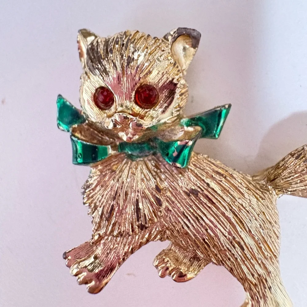 Elegant vintage Gold tone Cat Brooch with Green Bow and red rhinestone eyes